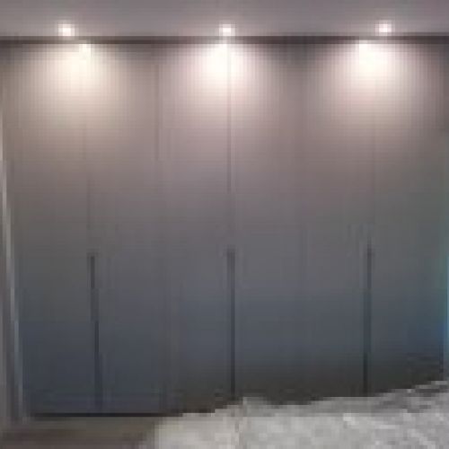 Frente de armario abatible lacado en color gris